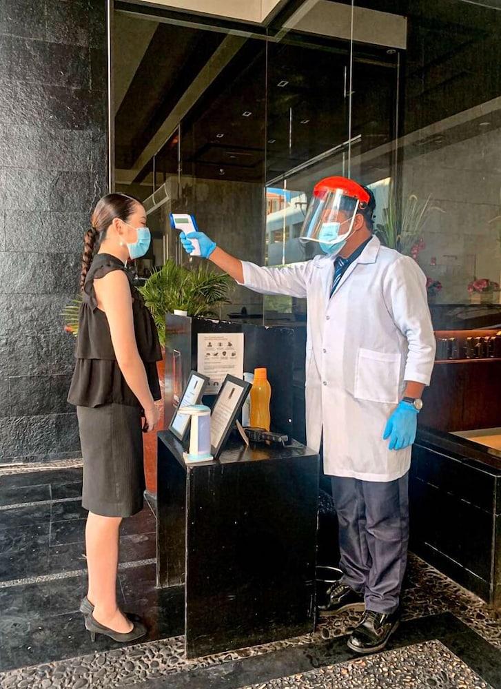 B酒店 - 由贝尔维尤酒店集团公司管理 文珍俞巴市 外观 照片